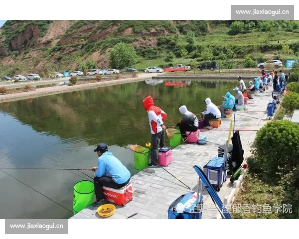 激烈的抓鱼比赛引发全民热潮 参与者纷纷展现超凡钓技与智慧